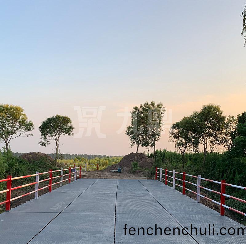 貝(bei)雷(lei)鋼便(bian)橋(qiao)架設完(wan)成(cheng)后由技術人(ren)員進(jin)行(xing)一次全麵檢査(zha)