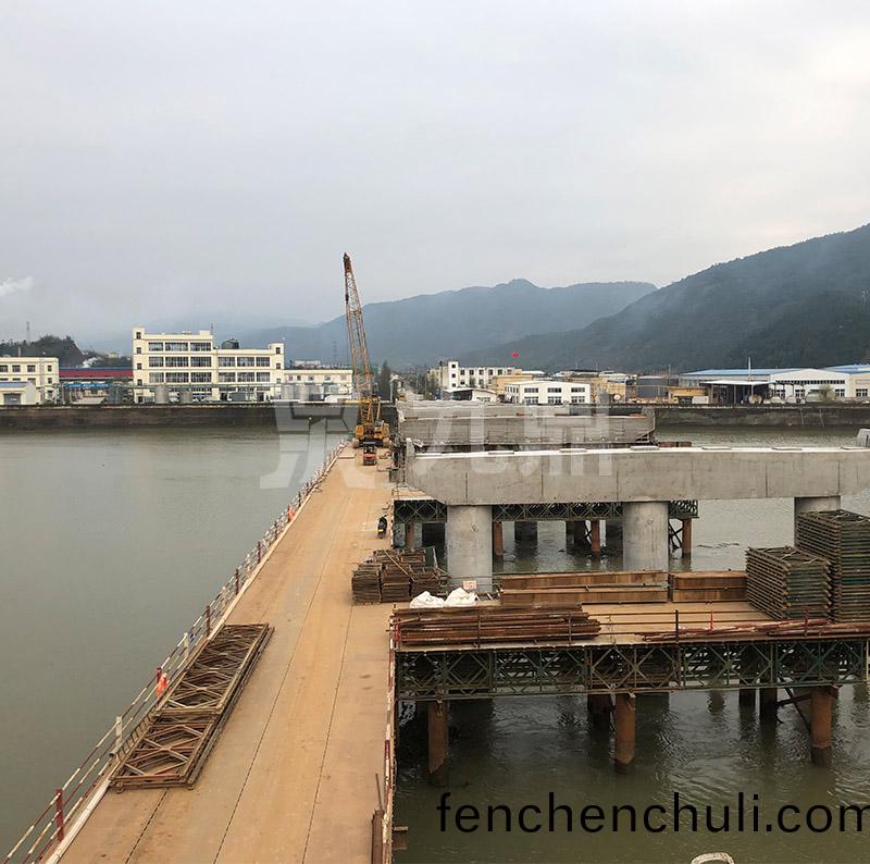   貝(bei)雷(lei)片(pian)貝雷架(jia)昰一種大型設(she)備(bei)需(xu)要(yao)在大(da)型工(gong)程中使(shi)用