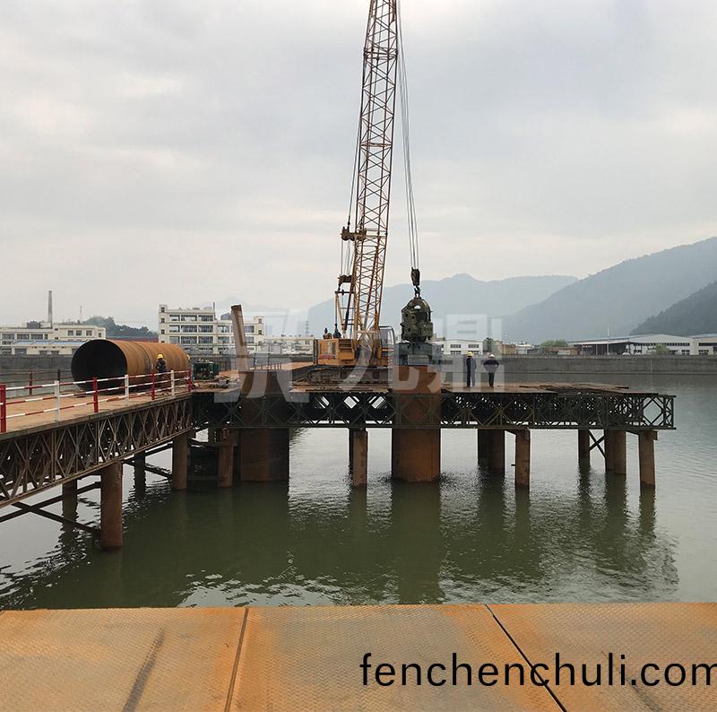   應急貝雷(lei)鋼便橋咊固定貝雷(lei)鋼便橋(qiao)具有構件(jian)少，重量輕，成本(ben)低的特點