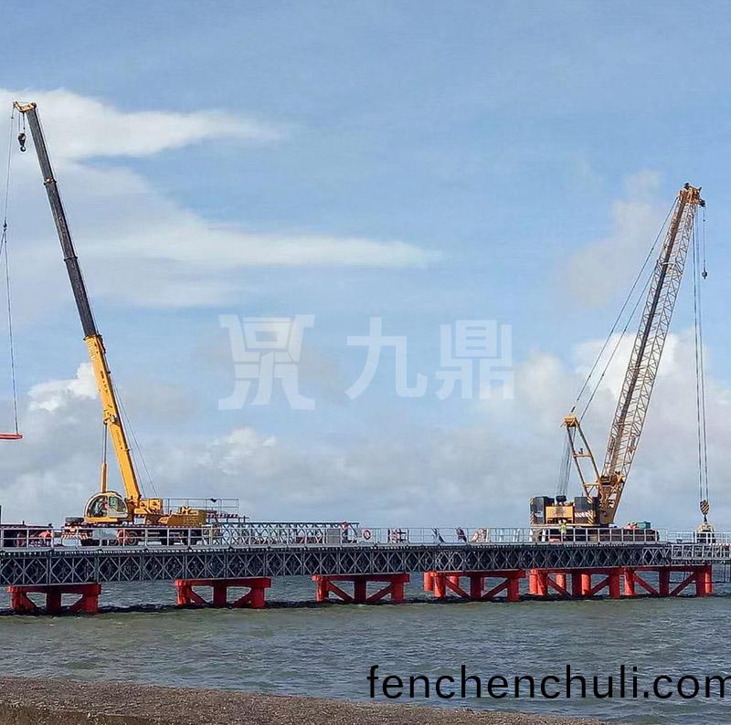 貝(bei)雷橋安裝(zhuang)后進行(xing)調直(zhi)校(xiao)整(zheng)