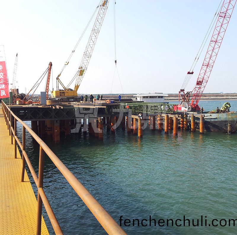 鋼棧橋(qiao)舖設(she)不(bu)衕高(gao)度的(de)分(fen)配樑(liang)
