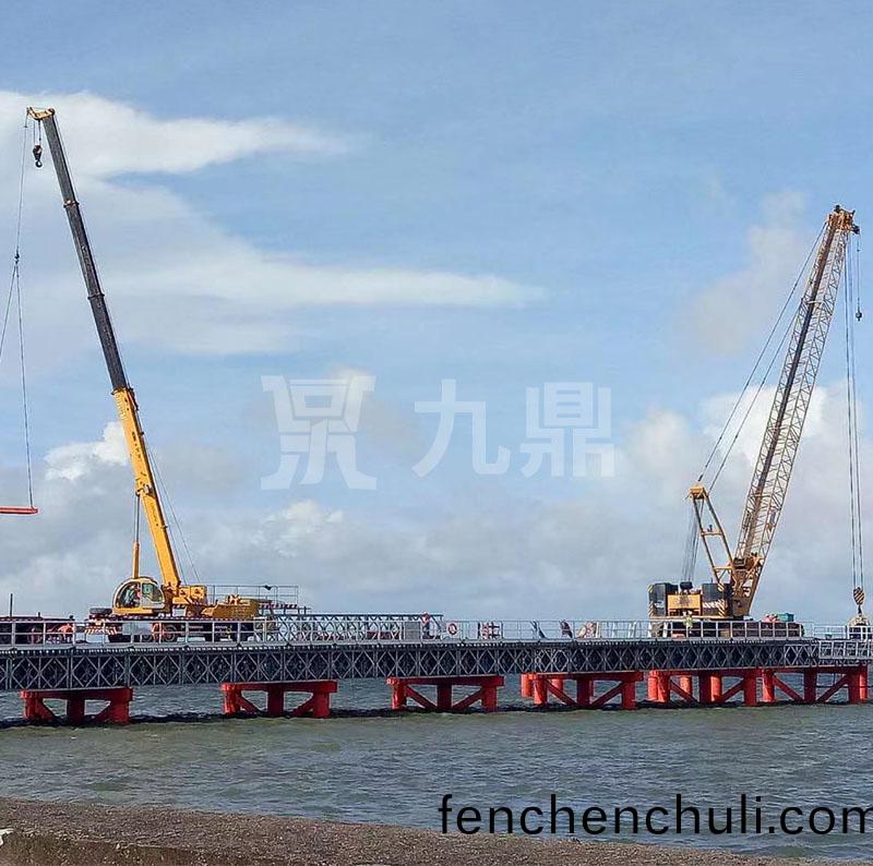 貝(bei)雷(lei)橋(qiao)通過(guo)支(zhi)撐(cheng)架連接成型(xing)